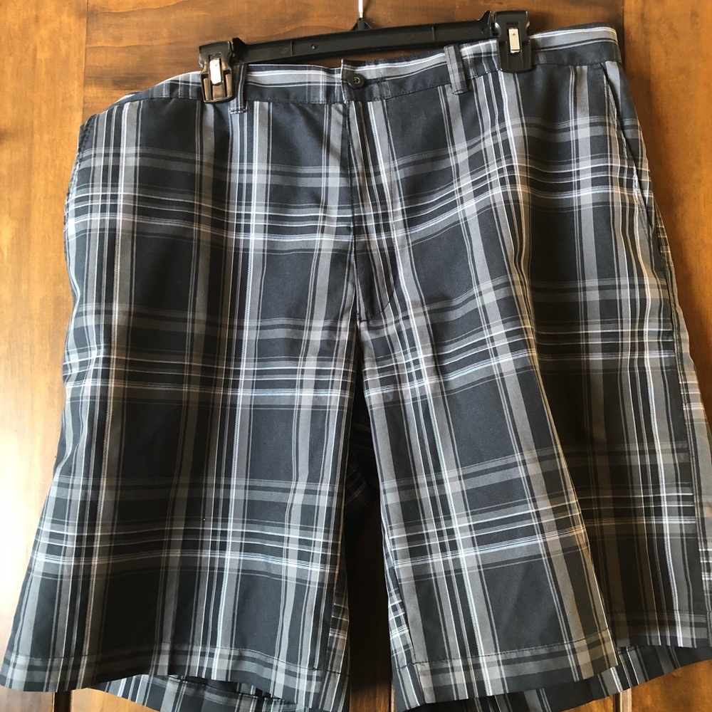 Men’s Size 38 golf shorts